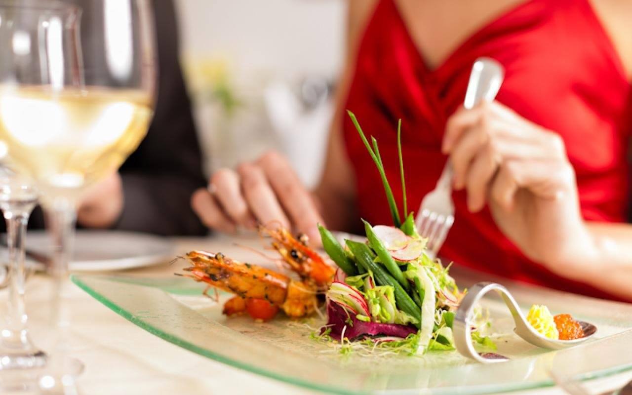 How To Stay Healthy When Eating Out